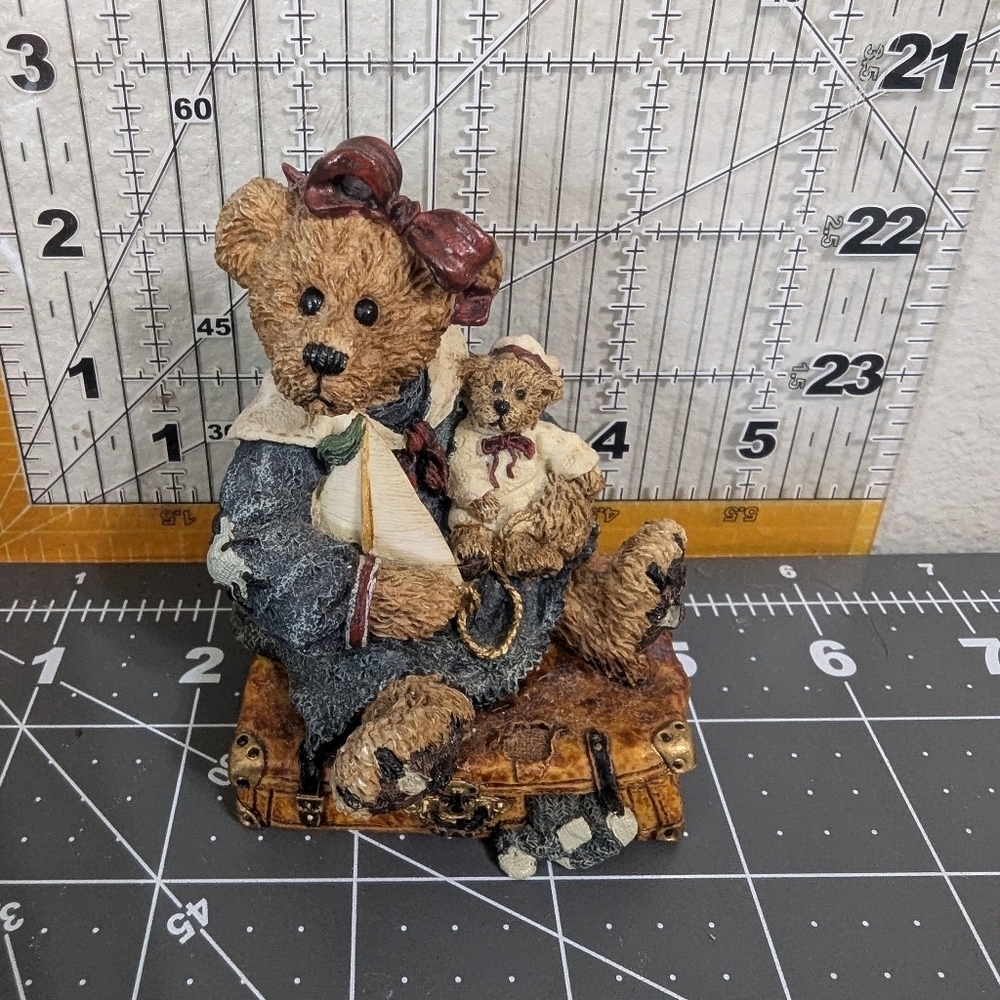 Boyds Bears figurine "Bailey Bear w/Suitcase" Style #2000 A Journey Begins